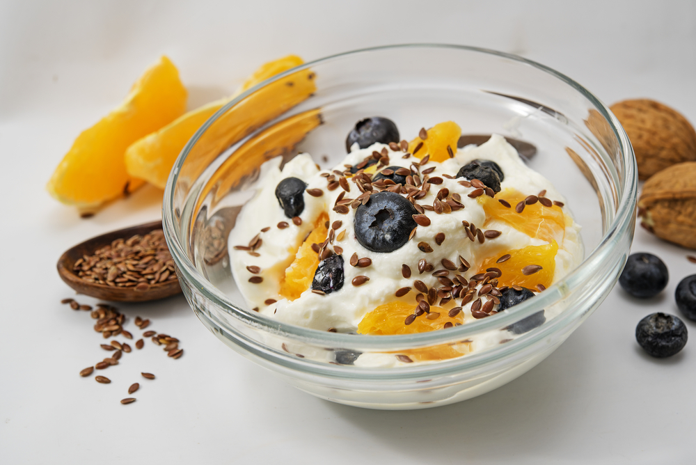 Café da manhã saudável com frutas e iogurte