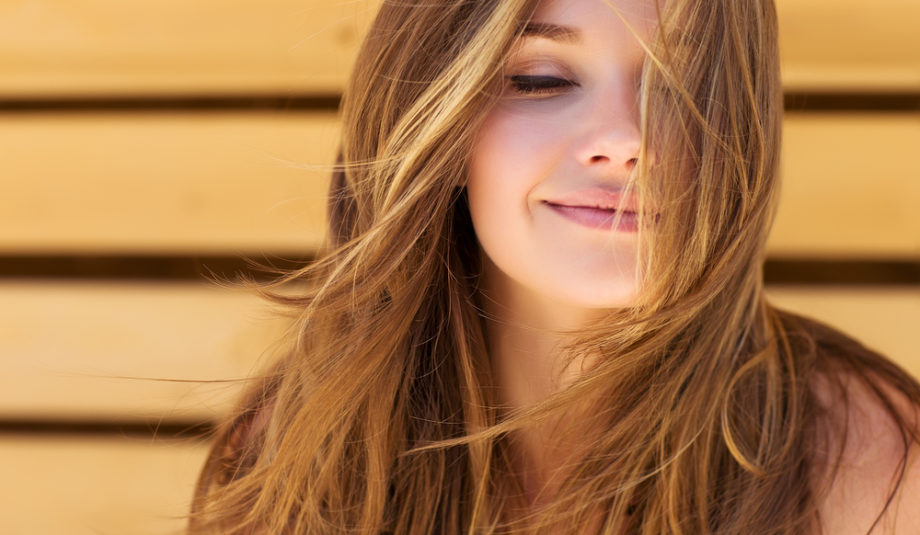 As melhores dicas para manter o cabelo lindo e saudável no verão - Bulbo  Raiz